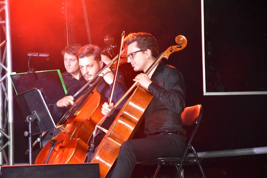 Sądecka Orkiestra Kameralna w Margoninie: Wieczorny "filmowy" koncert na jeziorze [ZDJĘCIA]