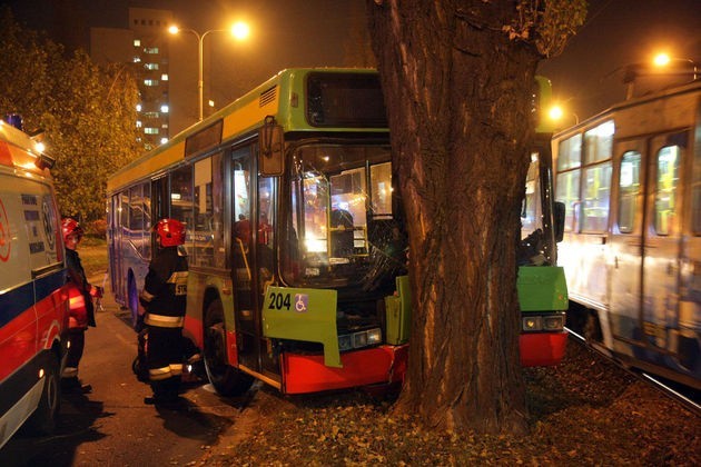 Wrocław: Wypadek autobusu na Ślężnej (ZDJĘCIA)