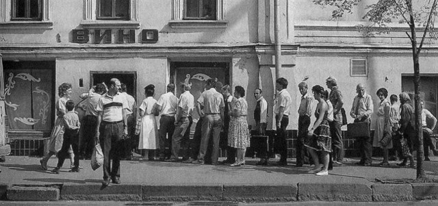 Kolejki po alkohol były zasadniczo wynalazkiem radzieckim. Ale w Polsce przyjęły się błyskawicznie