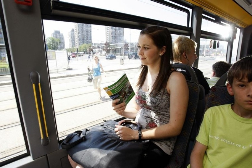 Podróżująca autobusem linii 145 Dominika Michalak wachluje...