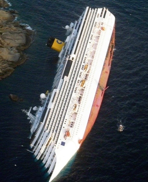 13 stycznia 2012 r.: statek "Costa Concordia"  rozbija się u...