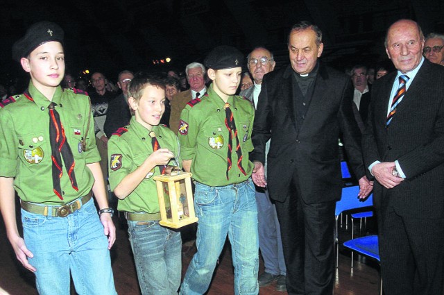 Ogień z Betlejem dociera również na tradycyjny wiślacki opłatek