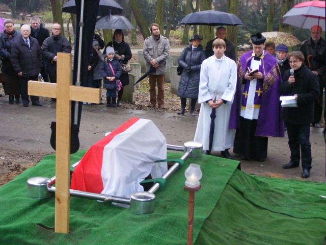 Rzadko się zdarza, by ktoś był chowany po raz trzeci. W przypadku Kosynierów Junikowskich tak się dzieje, ponieważ ważne jest to  gdzie spoczywają nasi przodkowie, czy osoby ważne dla dziejów  ojczyzny - mówi ks. Grzegorz Piotrowski - proboszcz parafii p.w. św. Andrzeja Boboli, który prowadził ceremonię pogrzebową.