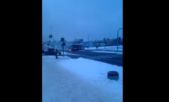 Kadr z filmu, na którym widaż płonący autobus w Sosnowcu