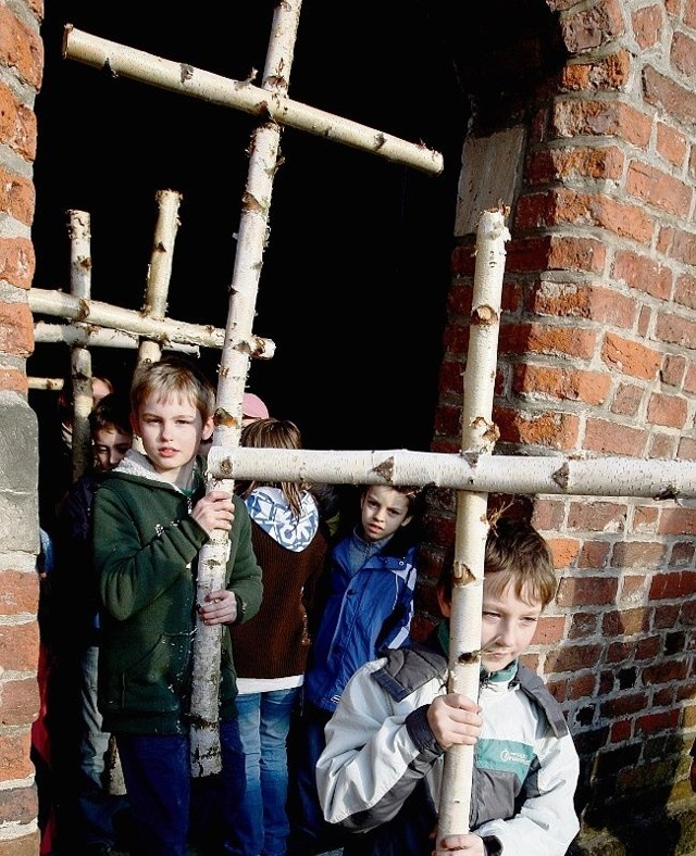 Młodzi parafianie z Żernik przygotowują się do drogi krzyżowej