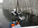 Powiat chodzieski: Mercedes wylądował w jeziorze 