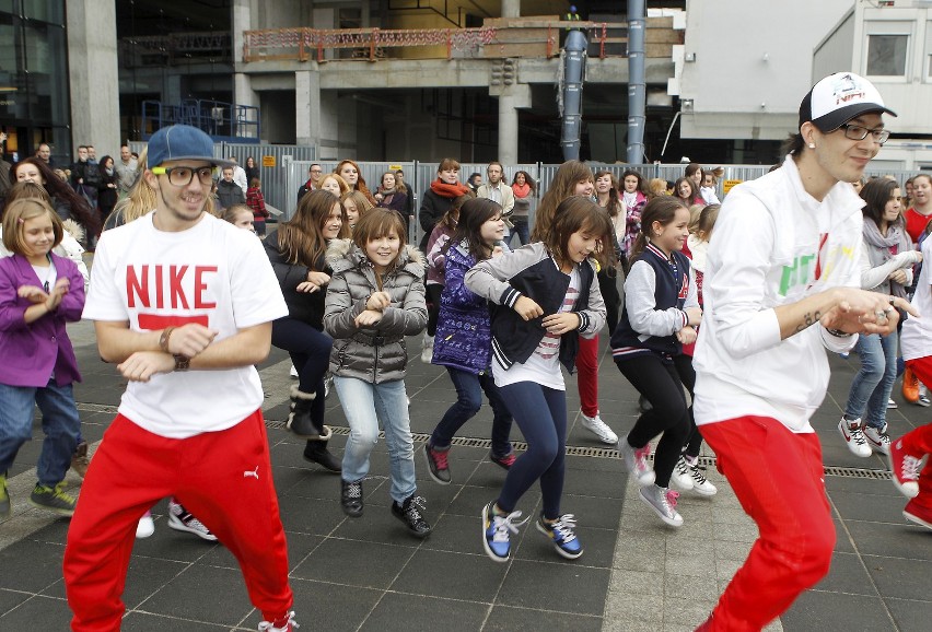 Tańczyć każdy może, czyli Gangnam Style na dworcu w Katowicach [ZDJĘCIA]