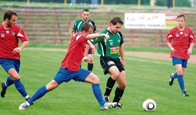 Krzysztof Bizacki (czarne spodenki) był bohaterem meczu, choć nie strzelił bramki