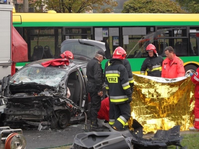 Tragiczny wypadek w Tychach: Samochód wjechał w autobus. Są ranni [ZDJĘCIA]