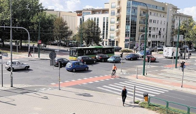 Przy skrzyżowaniu z ul. Bukowską rowerzyści muszą stać na światłach aż trzykrotnie!