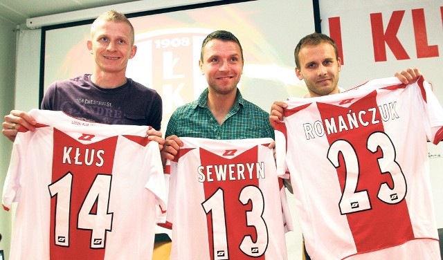 Nowi piłkarze ŁKS prezentują koszulki, w jakich będą grać w zespole z al. Unii