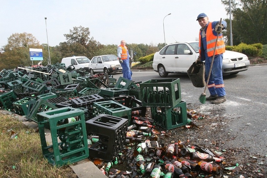 Rybnik: Wypadek ciężarówki z piwem. Koło Carrefoura leży pełno butelek