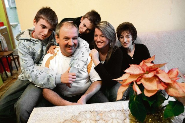 Ireneusz Kotewicz zawsze przyjeżdża na święta. Na zdjęciu z żoną Elżbietą i dziećmi: Kasią, Kamilem i Łukaszem