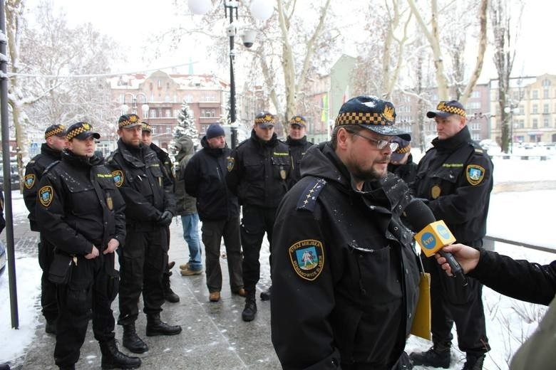 Afera z telefonem w Siemianowicach: strażnicy bronią swego komendanta [WIDEO]