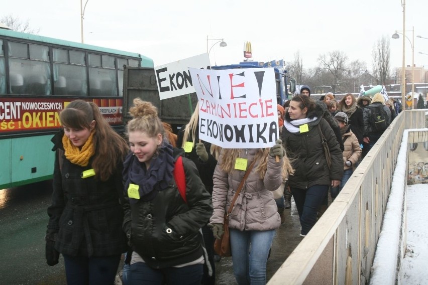 Pikieta uczniów Ekonoma w Raciborzu