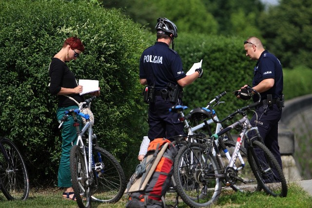 Zatrzymaliśmy nasze rowery na bulwarach wiślanych, tam gdzie najczęściej pije się alkohol