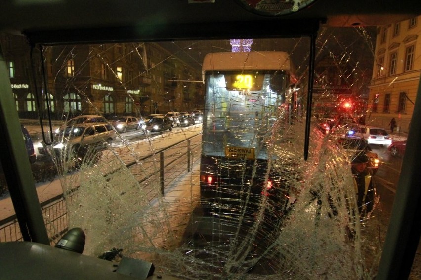 Dwie osoby ranne w zderzeniu tramwajów na Kazimierza Wielkiego (ZDJĘCIA)