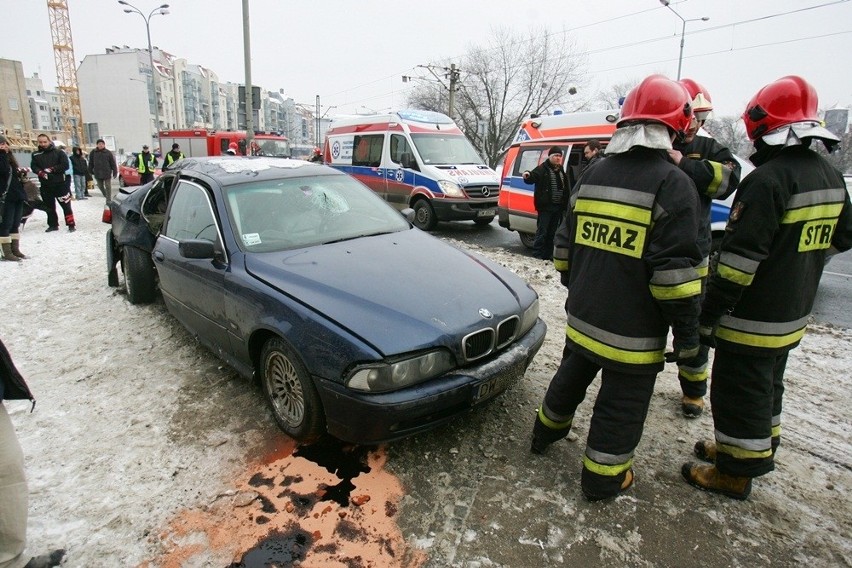 Wrocław: Na Drobnera rozpędzone BMW wjechało w latarnię. Trzy osoby ranne (ZDJĘCIA)