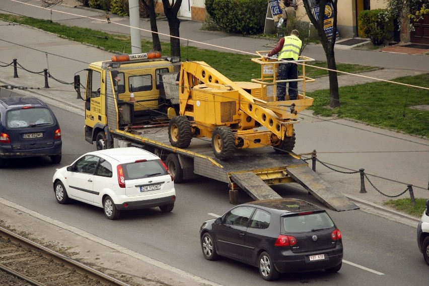 Żółty podnośnik właśnie jest wywożony