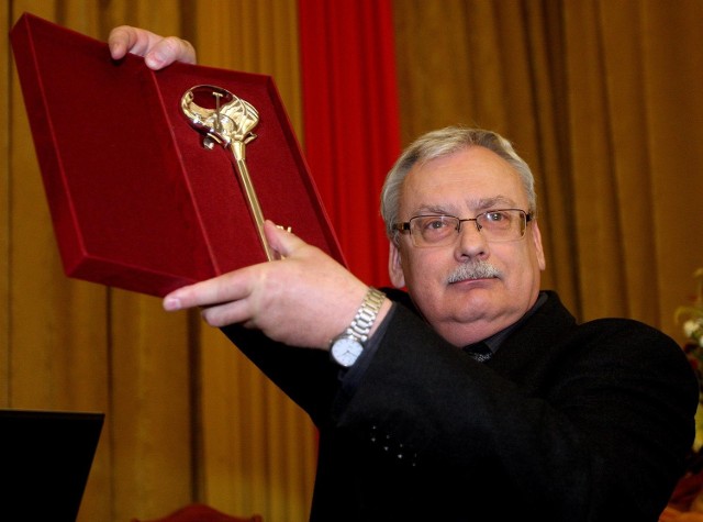 Andrzej Sapkowski jest Honorowym Obywatelem Miasta Łodzi, dlatego ma "klucz do miasta".