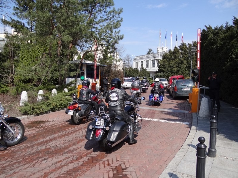 Posłowie przyjechali do Sejmu na motocyklach. Akcja Motoserce [ZDJĘCIA]