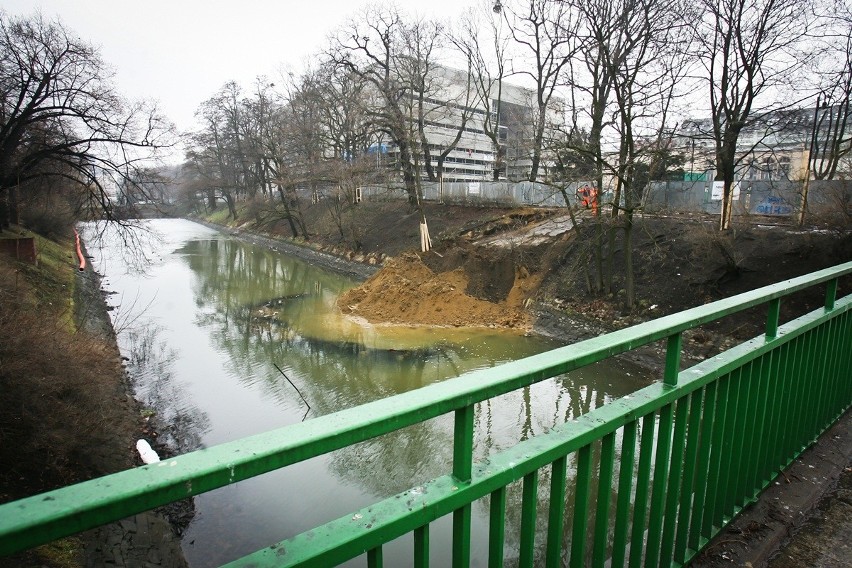 Wrocław: Zasypują fosę, żeby ją zmodernizować (ZDJĘCIA)