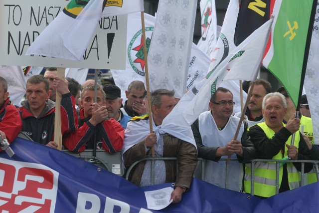 14 maja 2012 - Pracy do śmierci - NIE! i &quot;Tusku złap się za ciulika, nie za emeryckiego grosika&quot; - pod takimi hasłami protestowali w Katowicach związkowcy z OPZZ, Związku Zawodowego Ratownik&oacute;w G&oacute;rniczych i ZZG. Była to ostatnia tak duża demonstracja w tym roku.