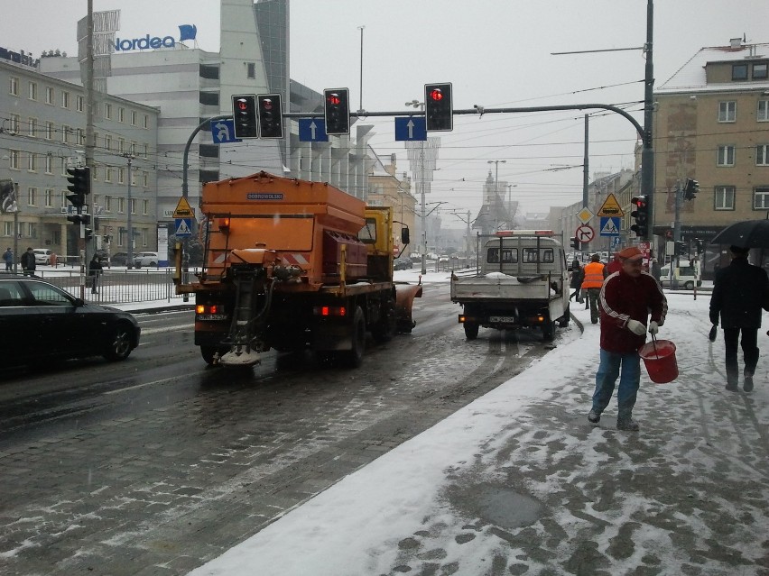 Zima we Wrocławiu: ciężkie pługi w Rynku. Wciąż będzie padać, czeka nas gołoledź (ZDJĘCIA)