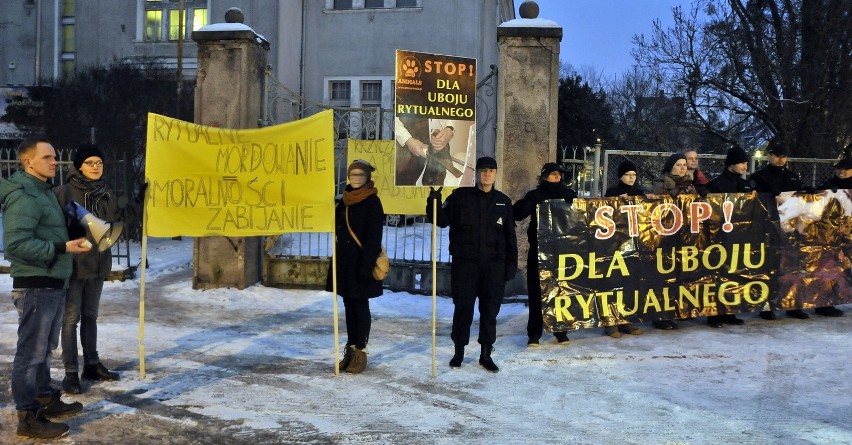 Gdańsk: Protestowali przeciwko ubojowi rytualnemu. Wśród pikietujących Robert Biedroń [ZDJĘCIA]