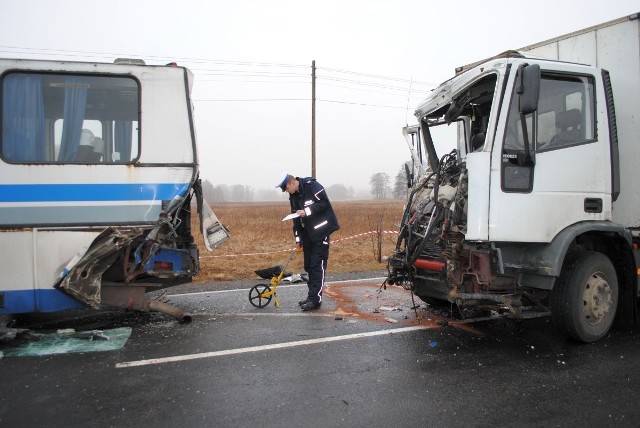 Policja wyjaśnia, jak doszło do zderzenie ciężarówki z autobusem w Bełchatowie.