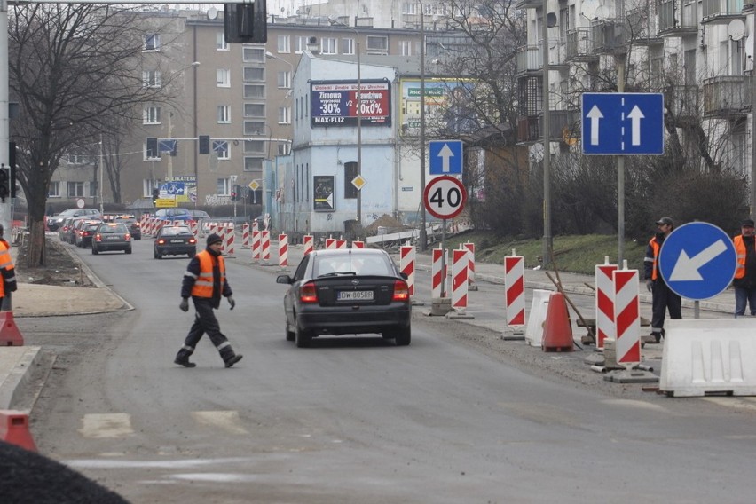 Remontują plac Orląt Lwowskich. Korkują się Podwale i Robotnicza (ZDJĘCIA)