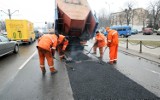 W Łodzi nadal łatają dziury asfaltem z taczki
