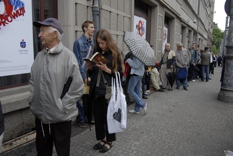 Kolejka gigant pod NBP po monetę z Euro