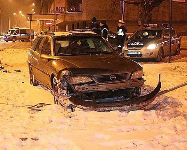 Opel uderzył w znak drogowy