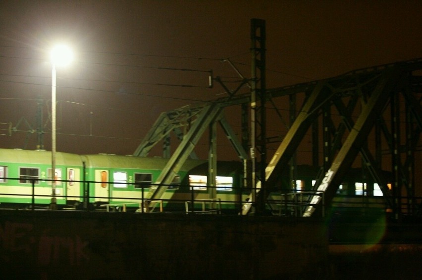 Na Popowicach mężczyzna rzucił się pod pociąg (ZDJĘCIA)