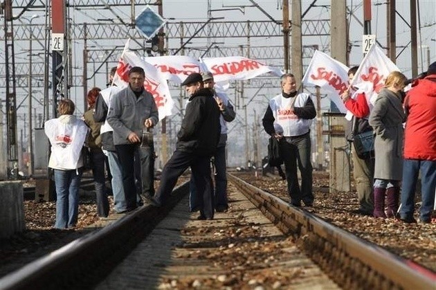 Nie wiadomo jeszcze, kiedy  kolejarze zatrzymają pociągi. W Łódzkiem pracownicy Przewozów Regionalnych w referendum opowiedzieli się za strajkiem.