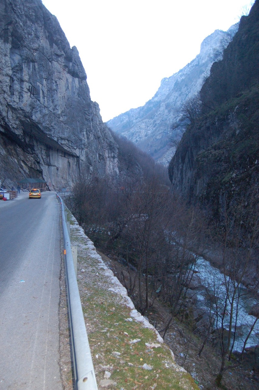Dolina Rugova w Górach Przeklętych. Kanion ma 25 km długości...