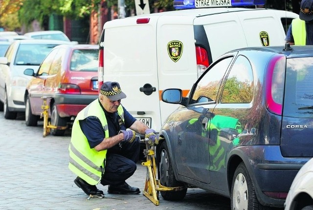 Codziennie strażnicy miejscy muszą zakładać blokady na koła źle zaparkowanych samochodów