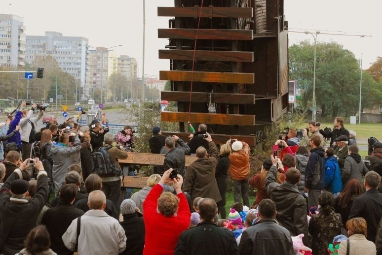 Wrocław: &quot;Pociąg do nieba&quot; wyjechał z pl. Strzegomskiego (NOWE ZDJĘCIA)