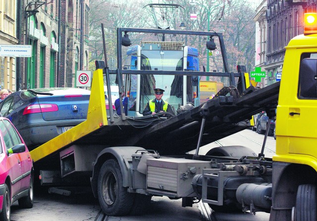 Holowanie auta w święto to 480 zł. Do tego dochodzi  koszt mandatu i postoju na parkingu