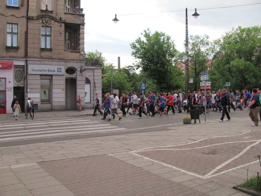 Piast Gliwice w ekstraklasie, kibice świętują, policja strzela! [ZDJĘCIA i WIDEO]