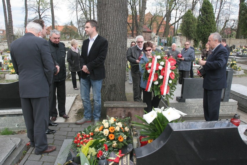 Siemianowice Śląskie: Kwiaty na grobie Barbary Blidy [ZDJĘCIA]