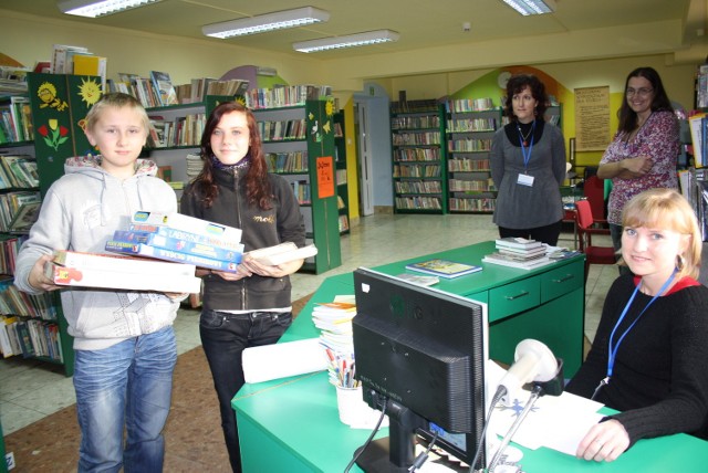 Adrian Sobczyk i Magda Popiołek w bibliotece