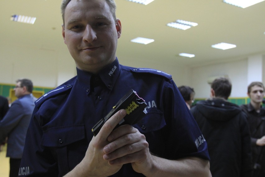 Chorzowska policja ma nowe Tasery X26 [WIDEO TEST]