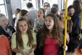 Chór lubelskich licealistów śpiewał w autobusach (ZDJĘCIA)