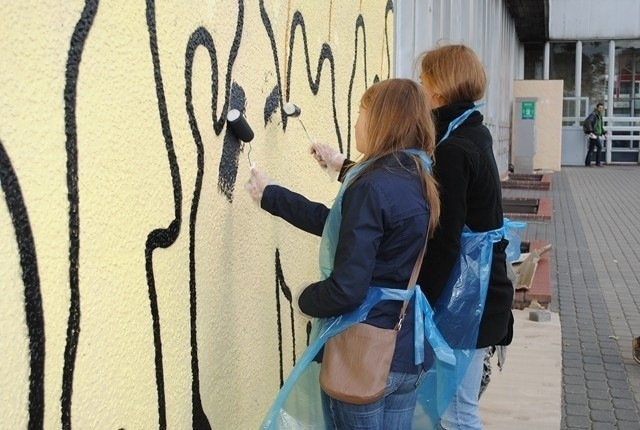 Mieszkańcy malują dworzec w Koninie