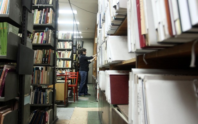 Najliczniejsze księgozbiory mają biblioteki instytutów filologii słowiańskiej i romańskiej