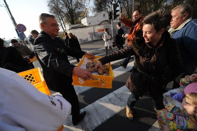 Cukiernicy dostali certyfikaty prawdziwych rogali świętomoarcińskich, a potem swoje przysmaki rozdawali na ulicach.