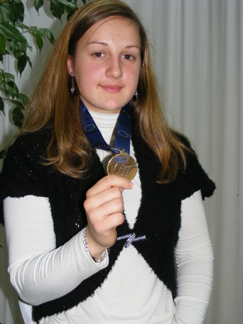 Dominika Borkowska prezentuje medal zdobyty na...