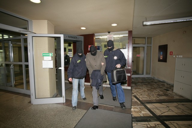 Podejrzany o udział w aferze korupcyjnej Gromosław C. został doprowadzony prokuratury w Katowicach.
